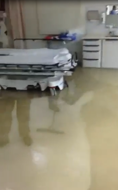مجمع الملك عبدالله الطبي يغرق في أمطار جدة