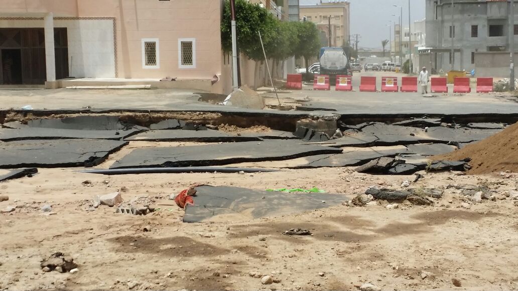 محافظ احد رفيدة سعيد بن علي بن دلبوح يتفقد مواقع تضرر الامطار (3)