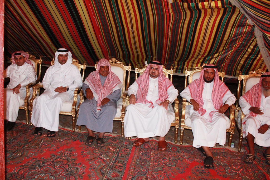 محافظ محايل عسير ينقل تعازي القيادة الحكيمة لاسرةالشهيد العوضي (3)