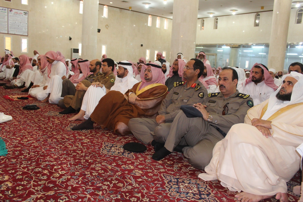 محافظ محايل محمد بن سعود أبونقطة المتحمي يتقدم المصلين لصلاة الاستسقاء (1)