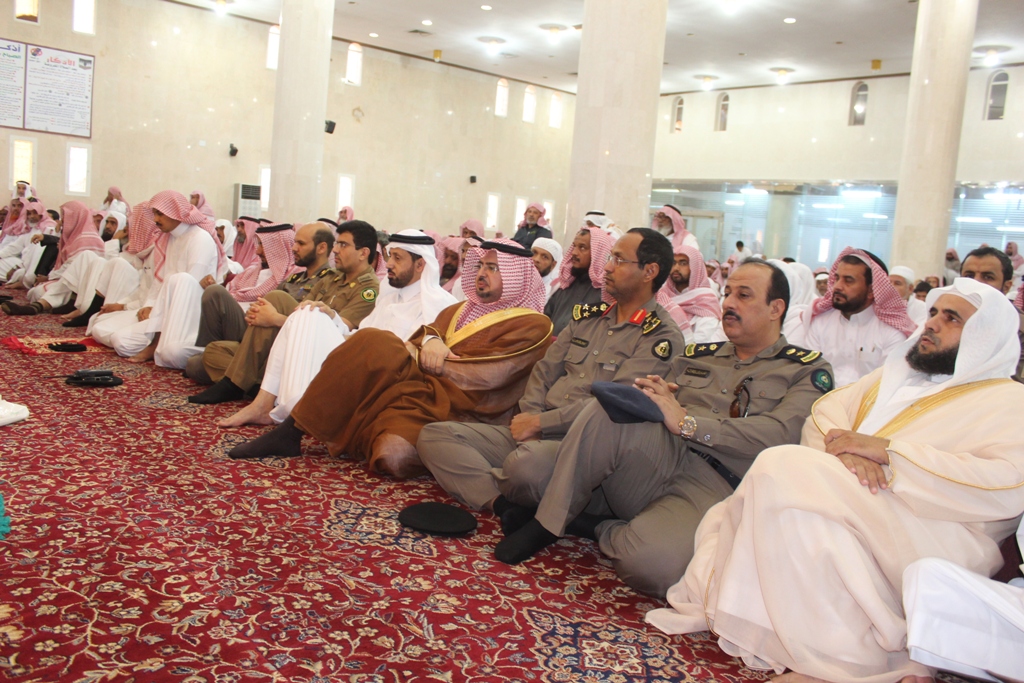 محافظ محايل محمد بن سعود أبونقطة المتحمي يتقدم المصلين لصلاة الاستسقاء (2)