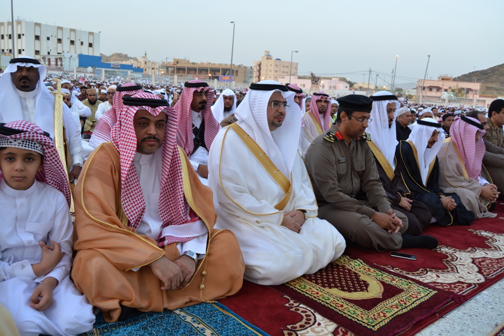 محافظ محايل يتقدّم جموع المُصلّين.. ويُعايد المرضى المنومين (2)