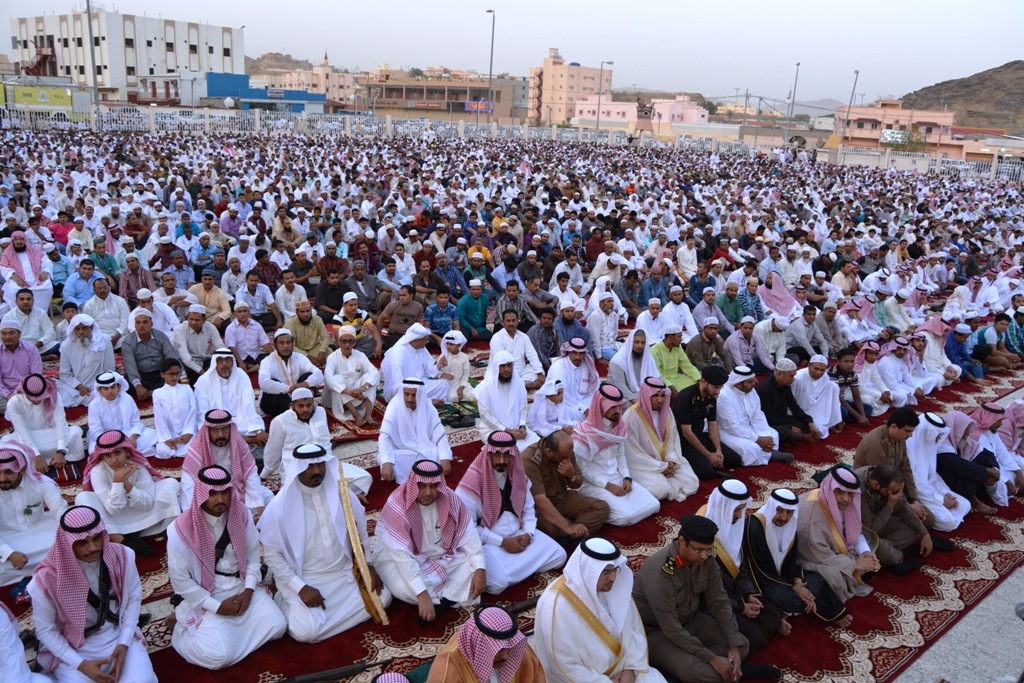 محافظ محايل يتقدّم جموع المُصلّين.. ويُعايد المرضى المنومين (5)