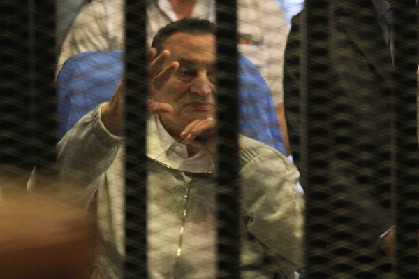 مبارك يصوت بـ”نعم” على الدستور المصري