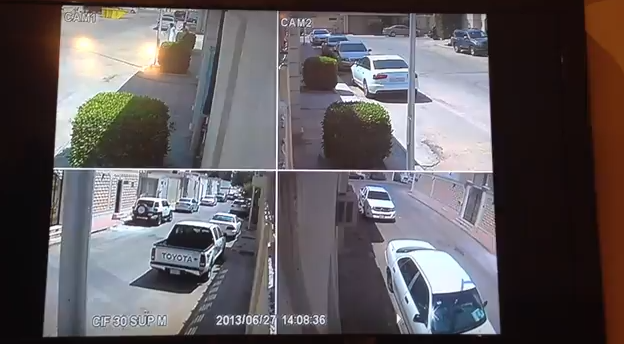 بالفيديو.. محاولة سرقة وطعن شاب أمام منزله بالرياض