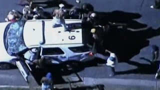 شاهد.. محتجون يحطمون سيارة للشرطة بعد مقتل رجل أسود على يد الأمن الأمريكي