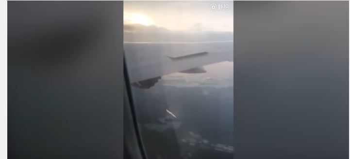 فيديو مرعب.. مسافر يوثق شررًا كهربائيًّا من محرك طائرة