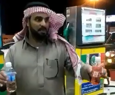 بالفيديو.. محطة تخلط الماء بالبنزين في خميس مشيط