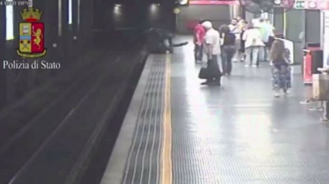 #تيوب_المواطن :الشرطة تنقذ شابة من الانتحار في محطة للقطار بميلانو الإيطالية