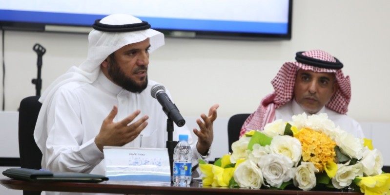 محمد الخميس متحدثا خلال المؤتمر الصحفي