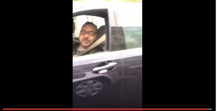 بالفيديو.. الملك محمد السادس يرد التحية على مغربي في إشارة المرور