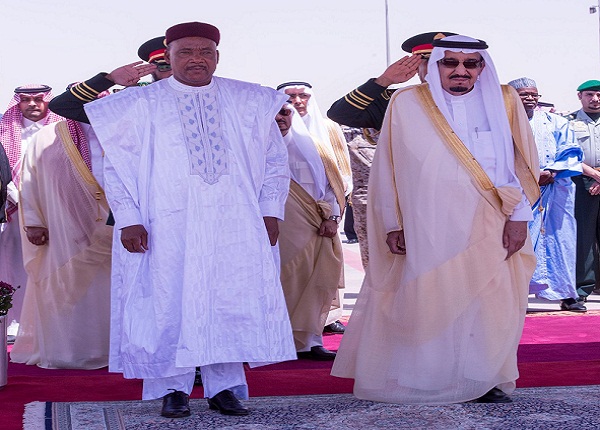 رئيس النيجر يصل الرياض والملك في مقدمة مستقبليه