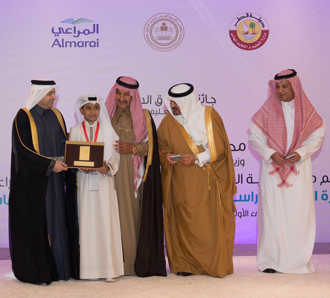 محمد باحارث اول طالب من تعليم الليث يتوج بجائزة التفوق الدراسي على مستوى الخليج العربي (2)