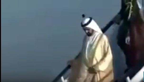 بالفيديو .. لحظة تعثر محمد بن راشد على سلم الطائرة بالأردن