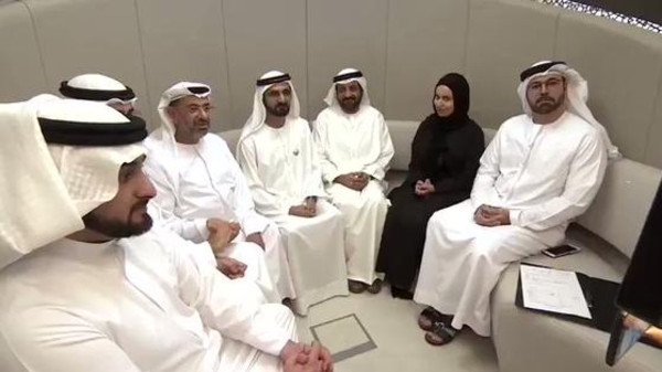 شاهد.. حاكم دبي يشهد زواجًا غير اعتيادي لاثنين من فريق عمله