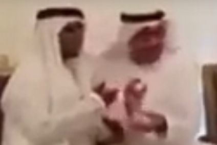 شاهد.. محمد بن زايد يقدم القهوة بيده لذوي الشهيد الكعبي