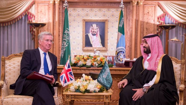 محمد بن سلمان يبحث مع وزير الدفاع البريطاني التعاون المشترك في المجالات العسكرية