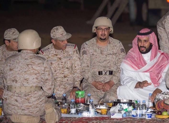 بالفيديو.. ولي ولي العهد يتناول الإفطار مع جنود الحد الجنوبي في نجران