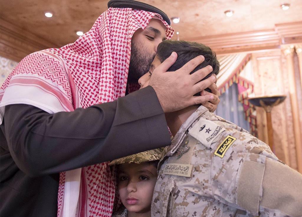 قُبلة أبوية من #محمد_بن_سلمان على جبين أبناء الشهيد السهيان