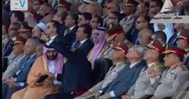 بالصور .. السيسي يناول نظارته المكبرة لـ #محمد_بن_سلمان لمشاهدة العروض الجوية