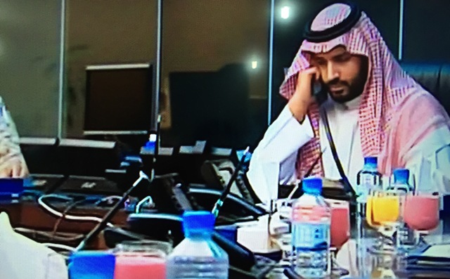 ‏‫شاهد.. محمد بن سلمان يُجري اتصالاته لحظة #عاصفة_الحزم