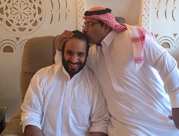 صورة متداولة.. إعلامي يُقبل رأس محمد بن سلمان “قُبلة الحزم”