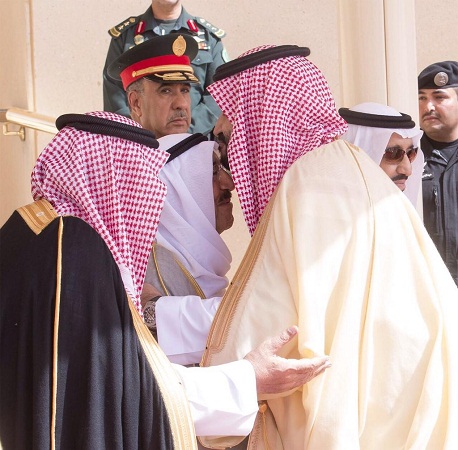 الصورة الأكثر تداولاً : وزير الدفاع يقبل رأس أمير الكويت