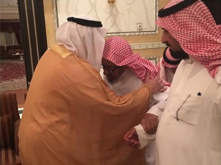 بالصور.. محمد بن عبدالرحمن يزور الشيخ الشثري للاطمئنان على صحته