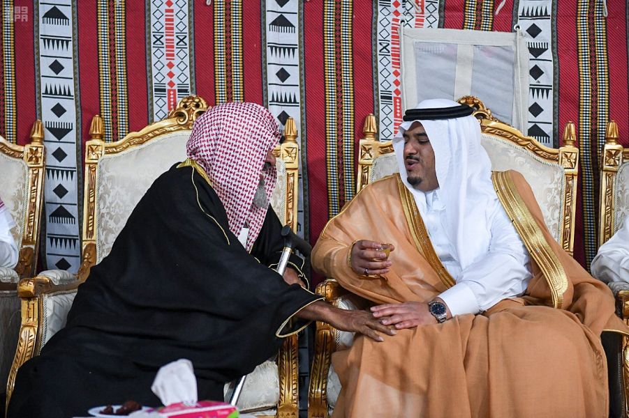 محمد بن عبدالرحمن يعزي أسرة السهلي مرافق الأمير منصور