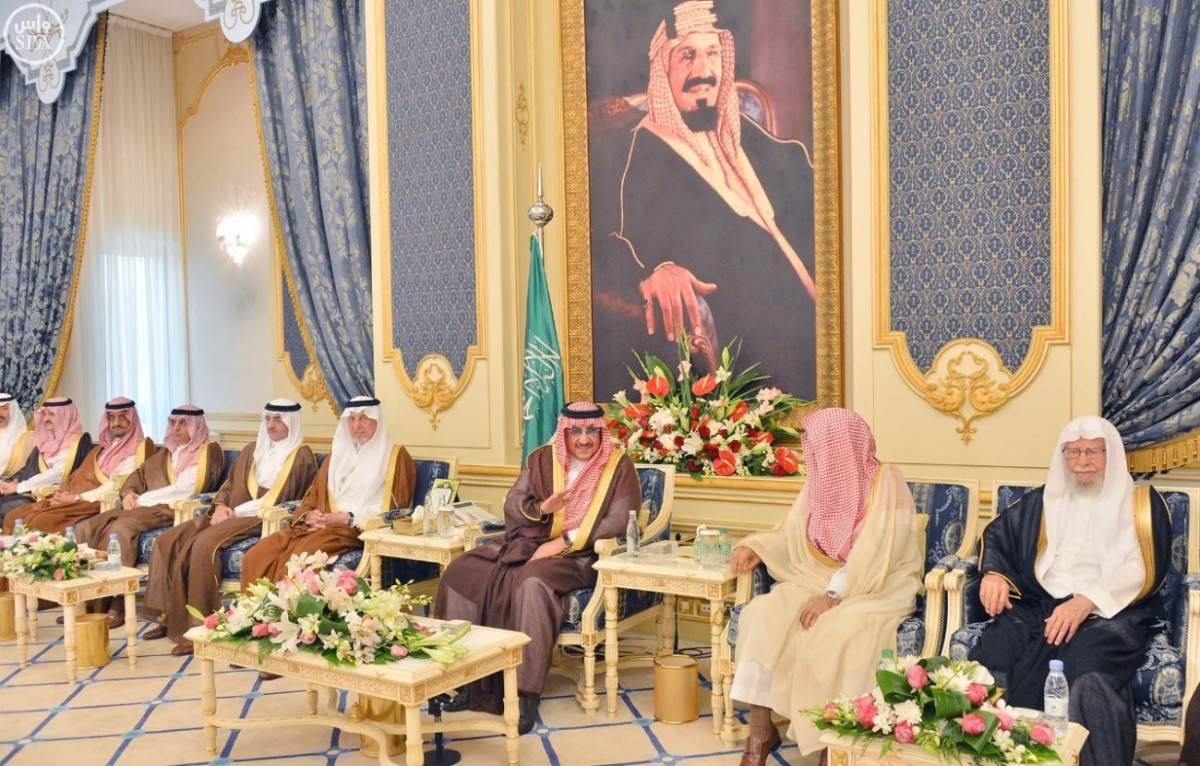 نائب الملك يستقبل الأمراء والعلماء والمسؤولين والمواطنين بقصر السلام
