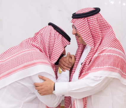 بالصورة .. محمد بن نايف أول المبايعين لمحمد بن سلمان بولاية العهد