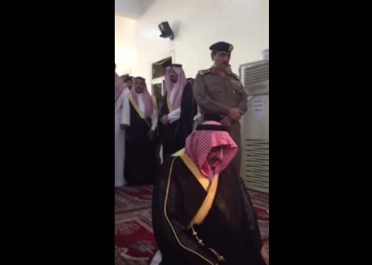 شاهد بالفيديو .. نائب الملك يُصلي في مسجد قوات الطوارئ في أبها