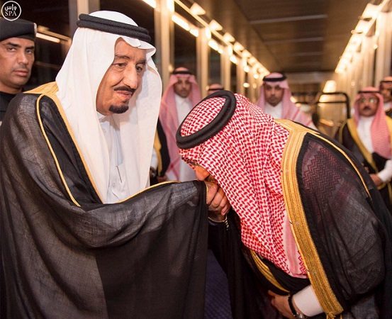 الصورة الأكثر تداولا : محمد بن نايف يقبل يد الملك