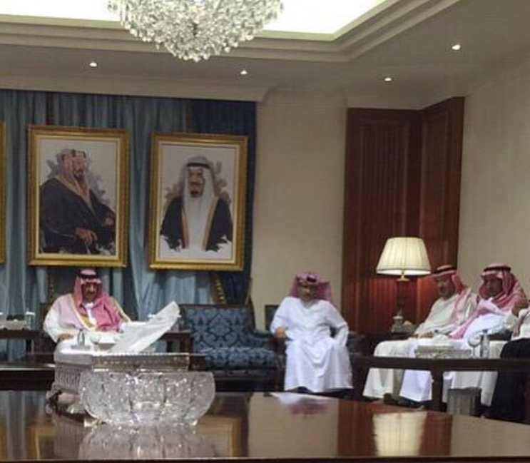 شاهد.. نائب الملك يُعَزّي أسرة “بن لادن” في جدة
