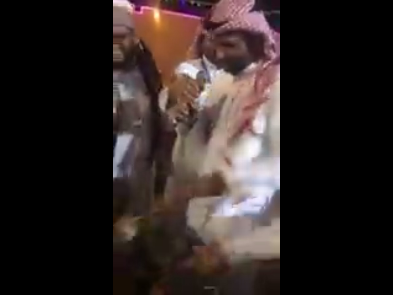 شاهد.. محمد عبدالجواد يشارك في مهرجان الورد والفاكهة بطريقته الخاصة