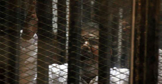 وقف محاكمة مرسي بالتخابر لحين الفصل في طلب رد المحكمة