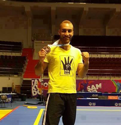 رياضيّ مصريّ معرّض للإيقاف لارتدائه قميصاً يحمل شعار رابعة العدويّة