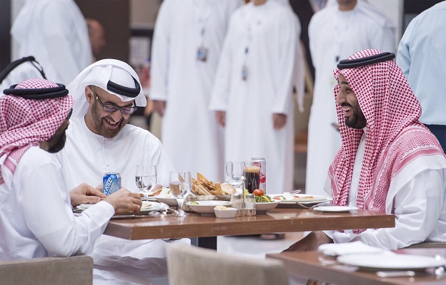 صورة محمد بن سلمان ومحمد بن زايد .. تواضع وأخوة