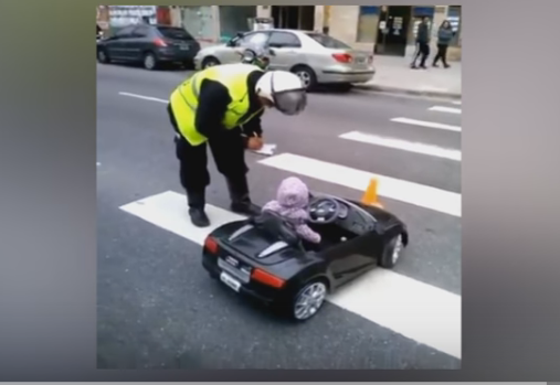 شاهد.. تسجيل مخالفة ضد أصغر سائق في العالم
