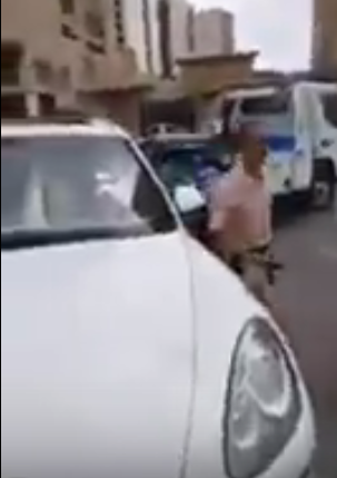 بالفيديو.. موظف يسجل مخالفتين على سيارة تقف بشكل نظامي بجدة