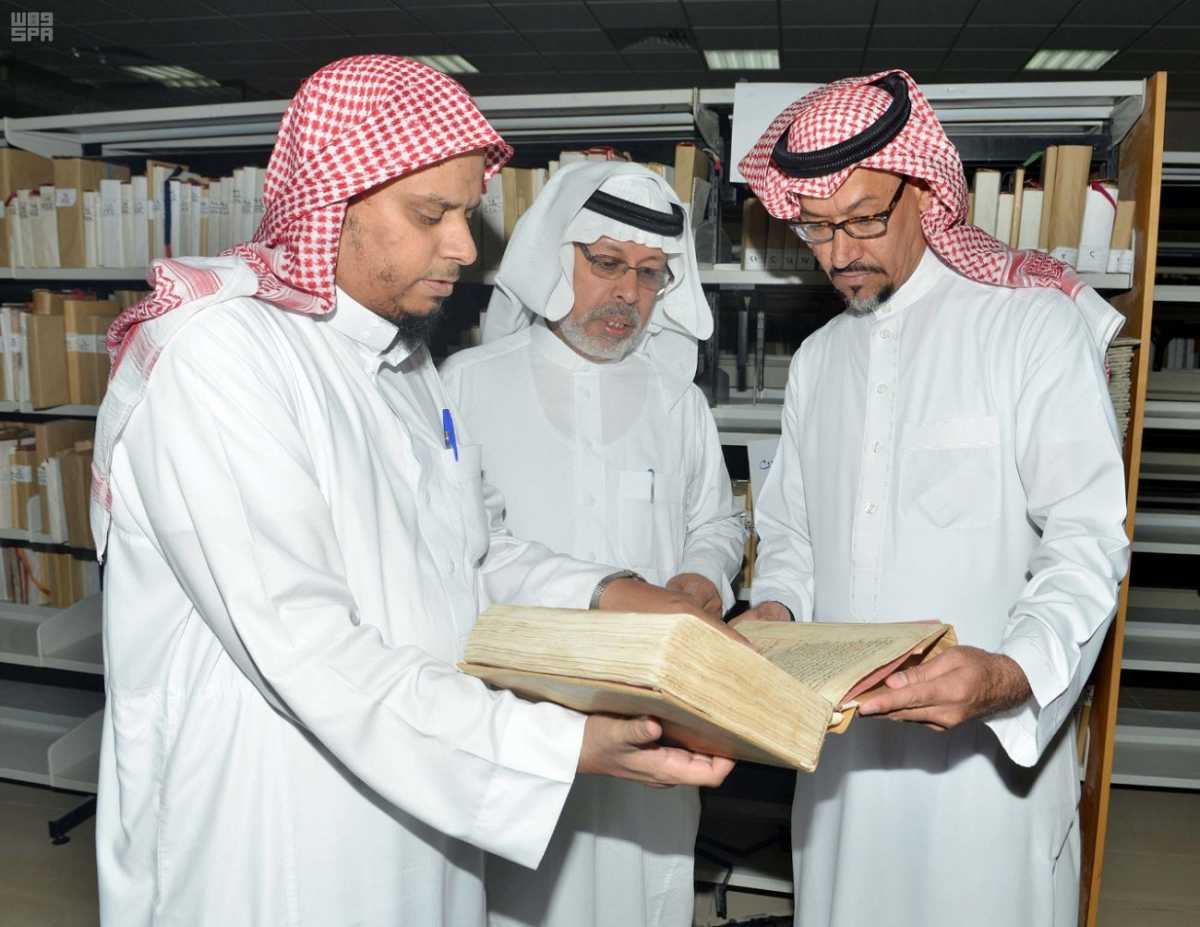 بالصور.. أكثر من 1800 مصحف مخطوط و30 ألف كتاب نادر بمكتبة الملك عبدالعزيز بالمدينة