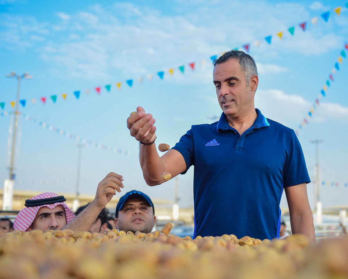 صورة مدرب نادي التعاون وعائلته تحظى بإشادة الجماهير