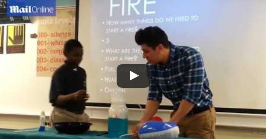 بالفيديو.. مدرس يشعل النار بيد طالب داخل الفصل