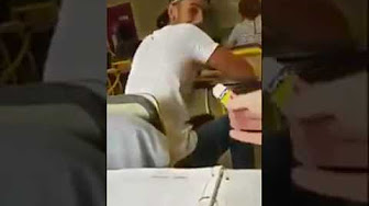 شاهد.. مدرس يصفع طالباً مشاغباً داخل الفصل