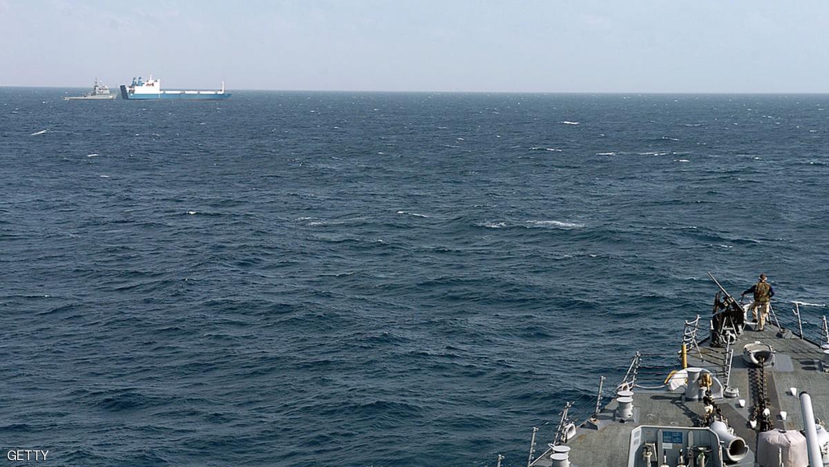 مواجهة بين مدمرة صاروخية أميركية وسفينة إيرانية بالخليج العربي
