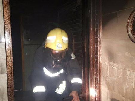 بالصور .. مدني #أبها يخمد حريقاً اندلع بأحد المنازل