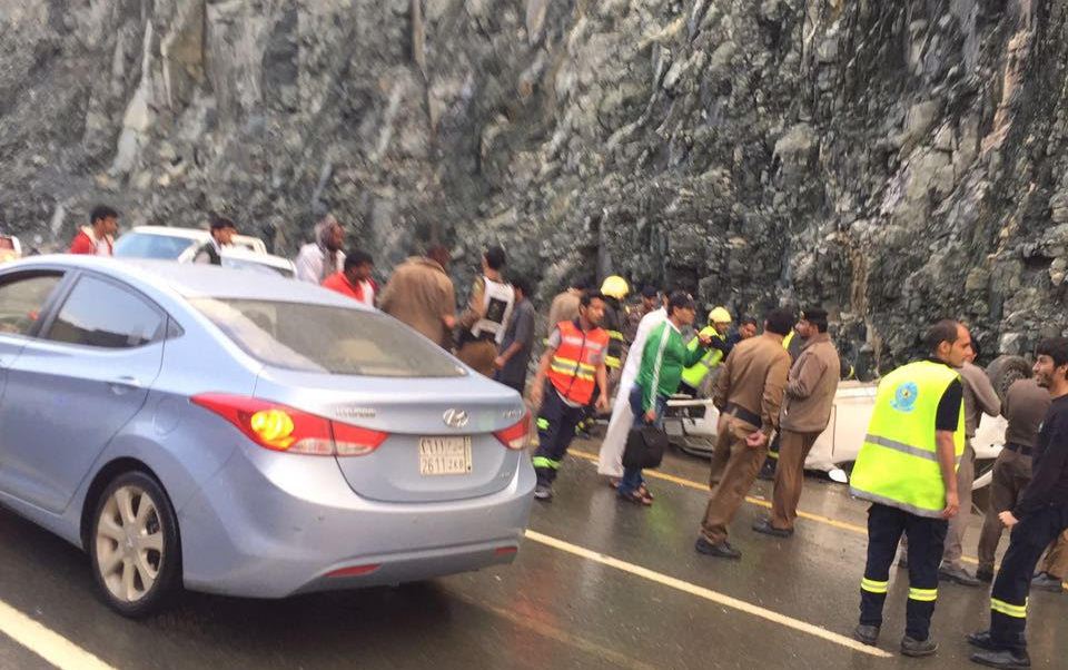 مدني الباحة ينقذ 10 طالبات وسائقهن بسيول الباحة (10)