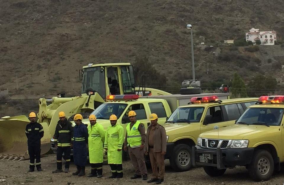 مدني الباحة ينقذ 10 طالبات وسائقهن بسيول الباحة (2)