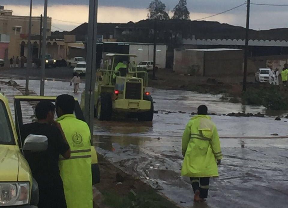 مدني الباحة ينقذ 10 طالبات وسائقهن بسيول الباحة (3)