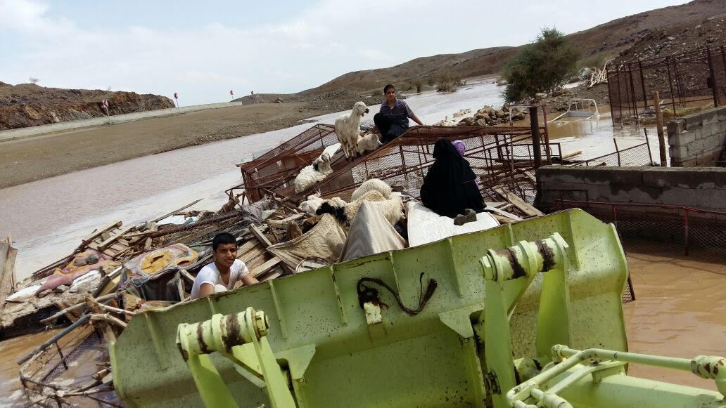 مدني الباحة ينقذ 10 طالبات وسائقهن بسيول الباحة (4)